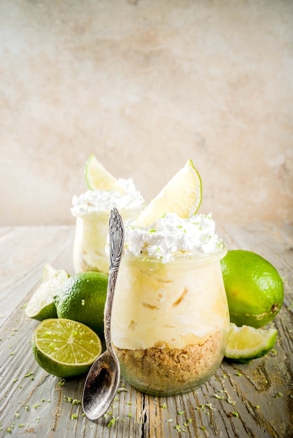 Torta de limão em frascos pequenos