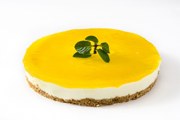 Torta de limão isolada na superfície branca