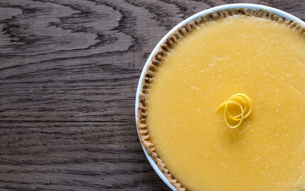 Torta de limão na superfície de madeira