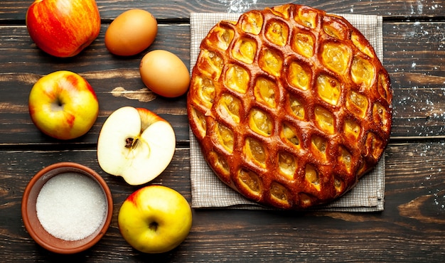 Torta de maçã americana clássica orgânica cozida fresca na tabela de madeira.