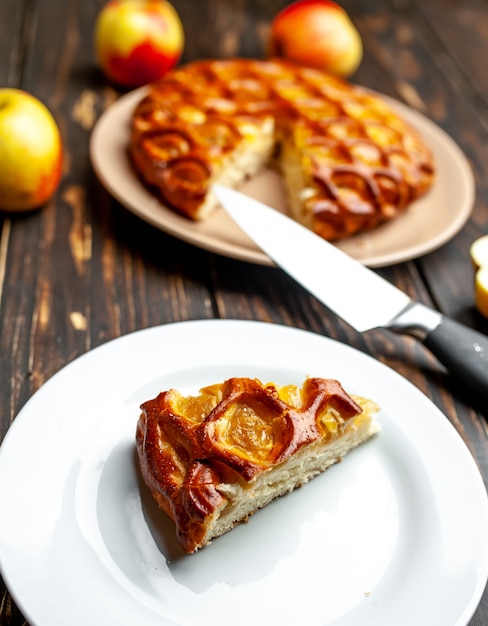 Torta de maçã americana clássica orgânica cozida fresca na tabela de madeira.