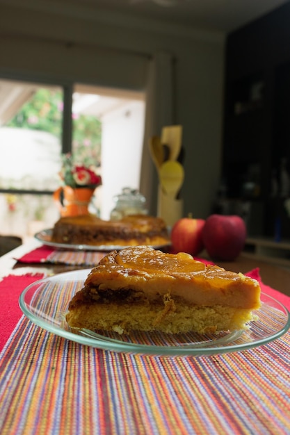 Torta de maçã brasileira doce muito famosa no Brasil na cozinha de mesa de madeira