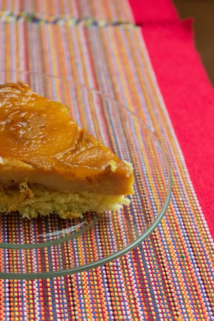 Torta de maçã brasileira doce muito famosa no Brasil na cozinha de mesa de madeira