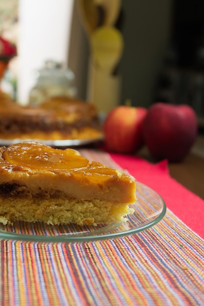 Torta de maçã brasileira doce muito famosa no Brasil na cozinha de mesa de madeira