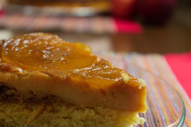 Torta de maçã brasileira doce muito famosa no Brasil na cozinha de mesa de madeira