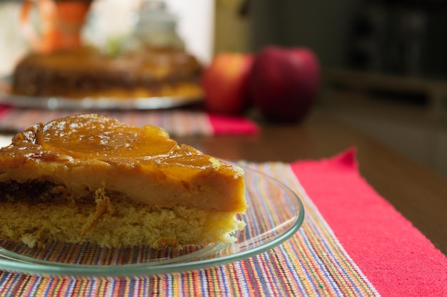 Torta de maçã brasileira doce muito famosa no Brasil na cozinha de mesa de madeira