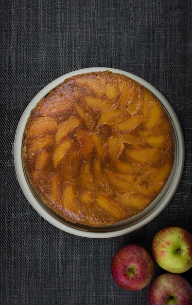 Torta de maçã brasileira muito famosa no Brasil na cozinha de mesa de madeira Top View