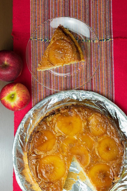 Torta de maçã brasileira muito famosa no Brasil na cozinha de mesa de madeira Top View