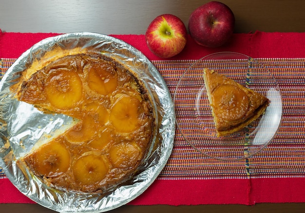 Torta de maçã brasileira muito famosa no Brasil na cozinha de mesa de madeira Top View