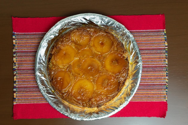 Torta de maçã brasileira muito famosa no Brasil na cozinha de mesa de madeira Top View