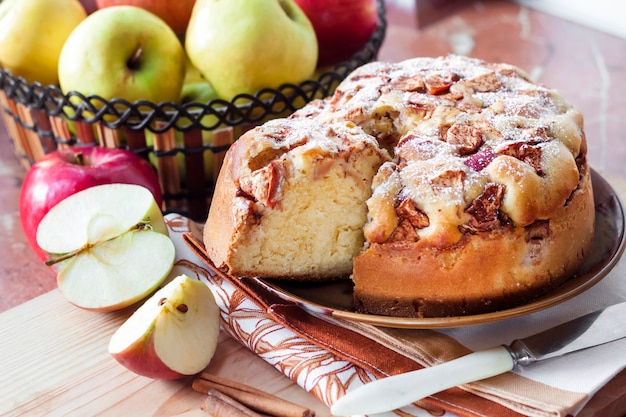 Torta de maçã caseira com canela no prato