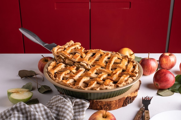 Torta de maçã caseira com maçãs frescas de perto com uma fatia saborosa vista de cima estilo de vida gastronômico