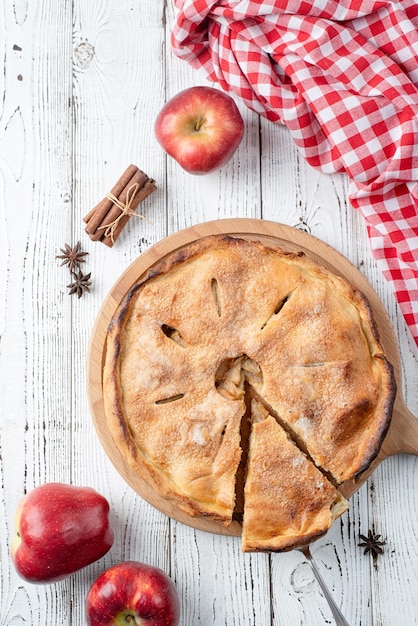 Torta de maçã caseira com maçãs vermelhas frescas