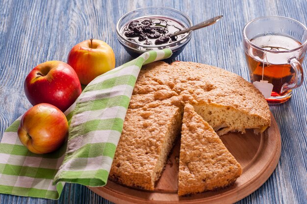 Torta de maçã caseira e xícara de chá