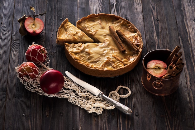 Torta de maçã caseira em fundo de madeira