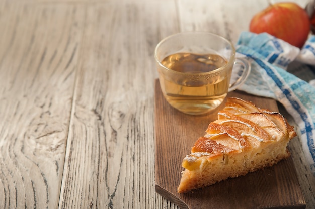 Torta de maçã caseira em madeira branca perto da janela