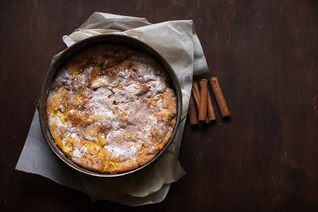 Torta de maçã caseira em uma mesa de madeira na cozinha