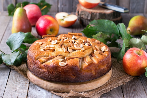 Torta de maçã caseira em uma mesa de madeira