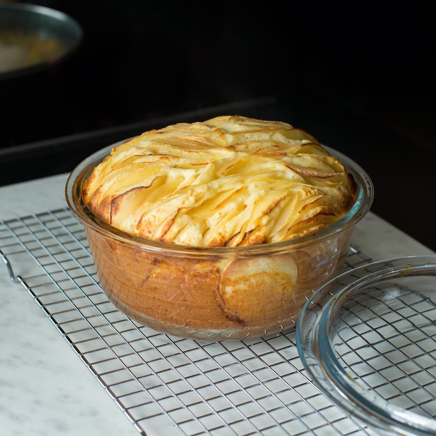 Torta de maçã caseira fresca na cozinha moderna