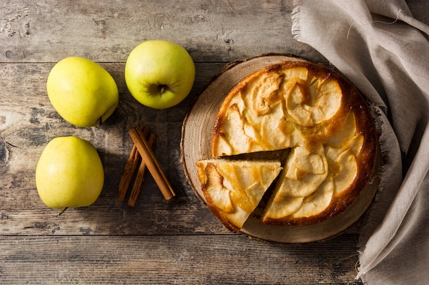 Torta de maçã caseira na mesa de madeira