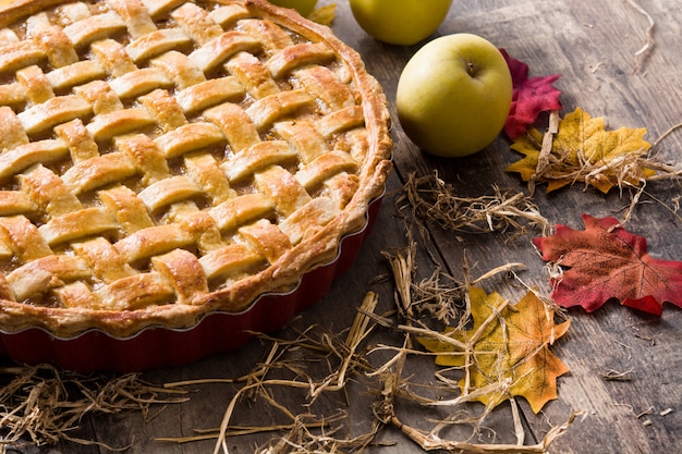 Torta de maçã caseira na mesa de madeira