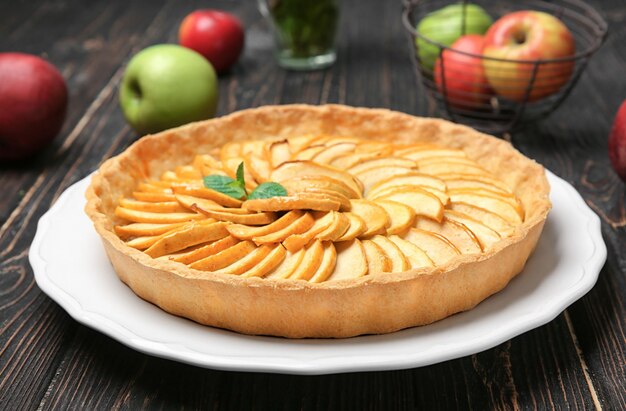 Torta de maçã caseira na mesa de madeira