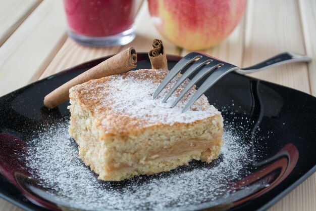 Foto torta de maçã caseira no prato preto