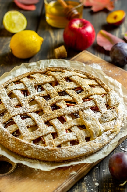 Torta de maçã com ameixa. Cozinhando. Receitas. Comida vegetariana.