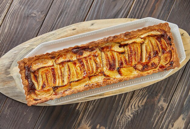 Foto torta de maçã com baunilha em tábua de madeira comida gourmet francesa