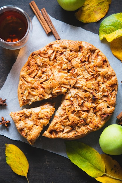 Torta de maçã com canela Charlotte uma sobremesa doce feita de maçãs assadas em massa