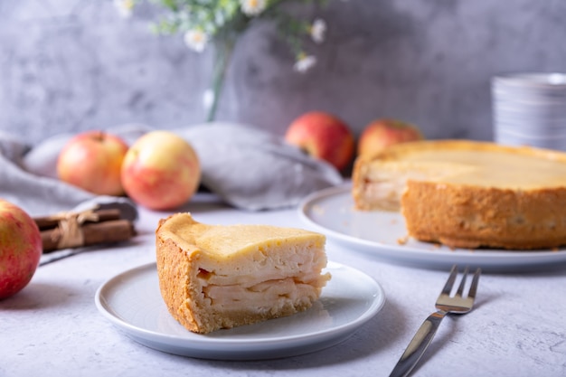 Torta de maçã com canela e creme de leite.