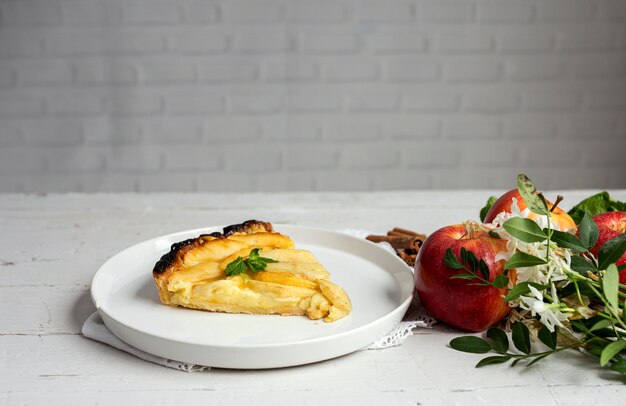 Torta de maçã com canela e hortelã