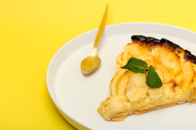 Torta de maçã com canela e hortelã