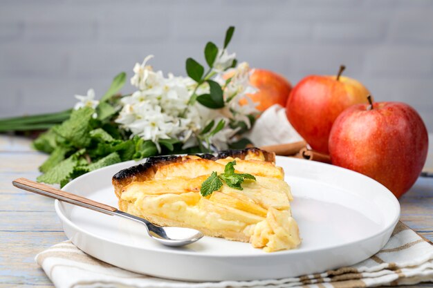 Torta de maçã com canela e hortelã