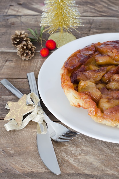 Torta de maçã com decoração de Natal.