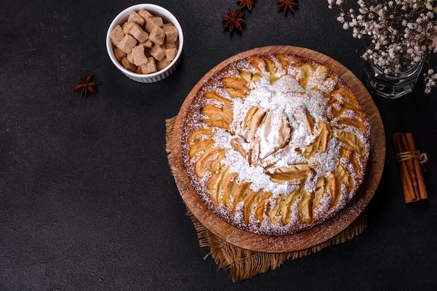 Torta de maçã com frutas frescas em uma mesa de madeira