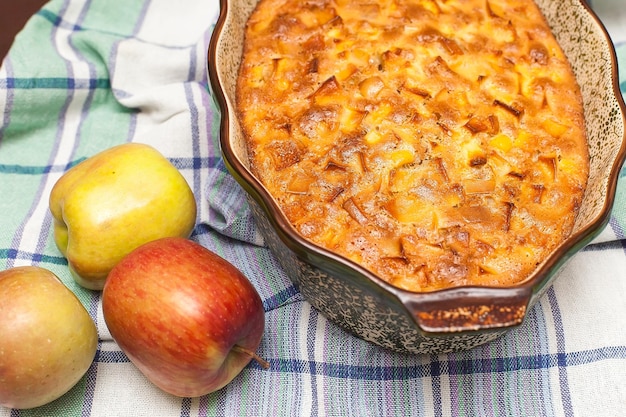 Torta de maçã com frutas frescas Receitas caseiras para deliciosos pastéis