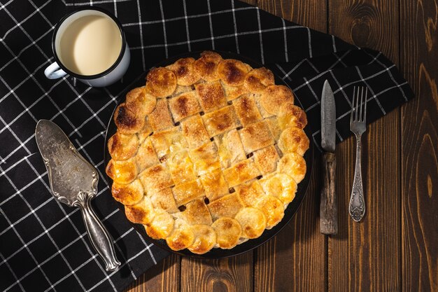 Torta de maçã com leite na madeira