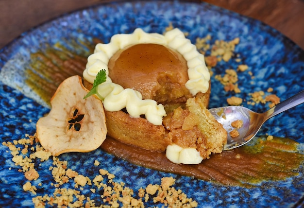 Torta de maçã com maçãs frescas na mesa de madeira