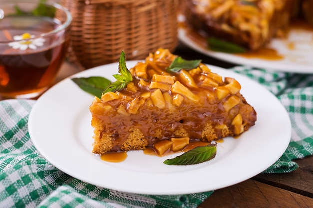 Foto torta de maçã com molho de caramelo em uma mesa de madeira