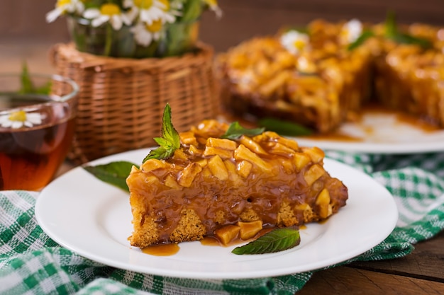 Torta de maçã com molho de caramelo em uma mesa de madeira