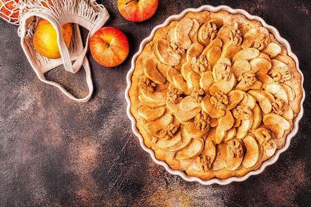 Torta de maçã com nozes e canela