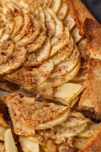 Torta de maçã com nozes.