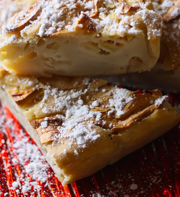 Torta de maçã doce caseira com canela e açúcar de confeiteiro