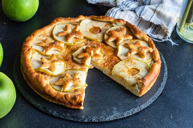 Torta de maçã doce com biscoitos na mesa