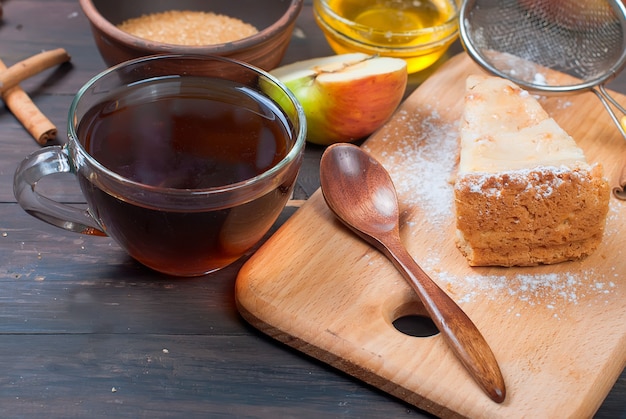 Torta de maçã e chá em uma mesa de madeira