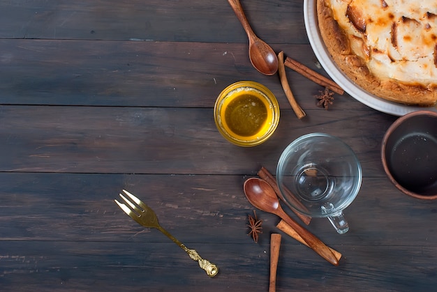 Torta de maçã e chá em uma mesa de madeira