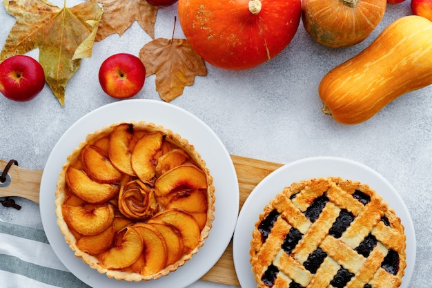 Torta de maçã e torta de frutas vermelhas composição vista superior