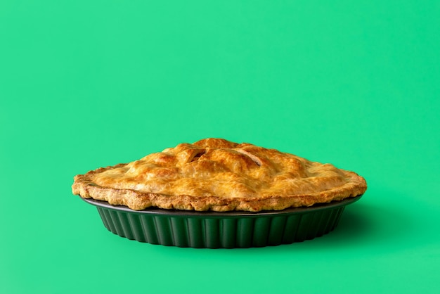 Foto torta de maçã em close-up minimalista em um fundo verde