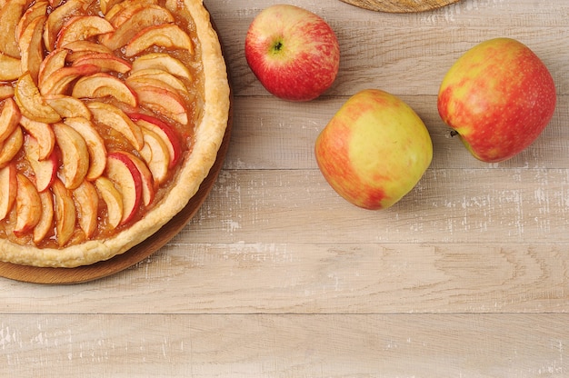 Torta de maçã em um prato - deserto de torta de outono em madeira